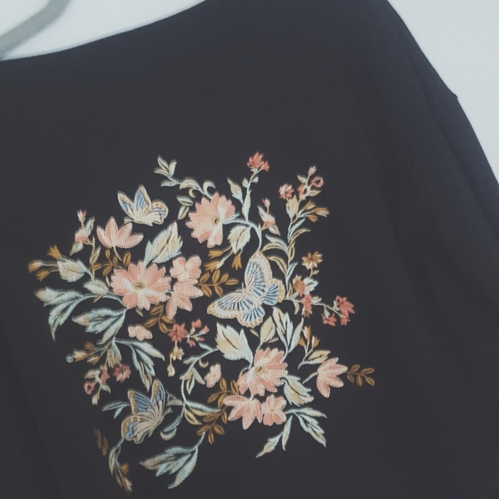 Black sweater with wide arms and rose design